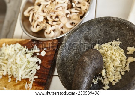 Prepared ingredient including crushed garlic, sliced onion and mushroom