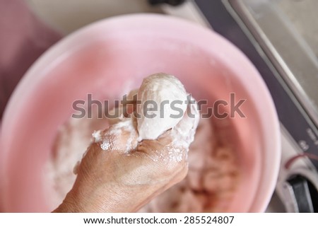 Shaping fish ball using hand and spoon
