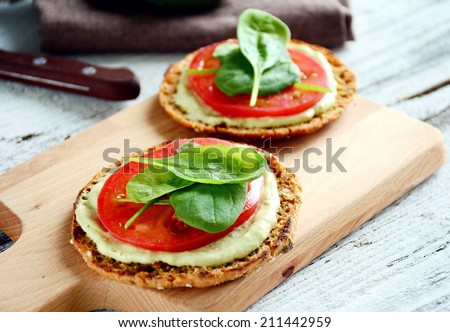Avocado spinach toast on wholegrain round flat bread