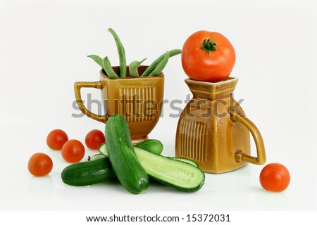 Composition from cucumbers, tomatoes and a siliculose string bean in ceramic cups