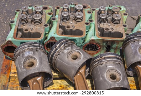 Engine block heads and pistons