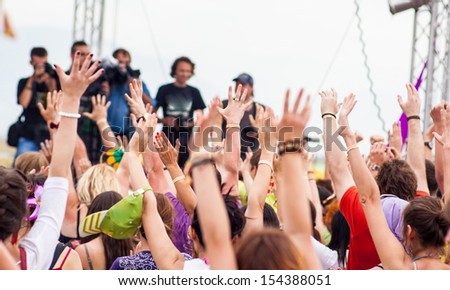 the crowd at the concert pulls his hands up 2