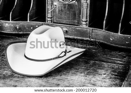 A straw cowboy hat set in black and white color.