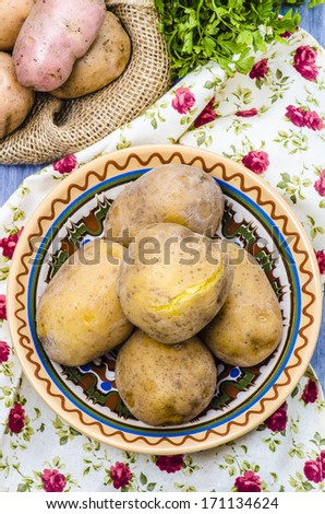 boiled potatoes in their skins, raw potatoes and parsley