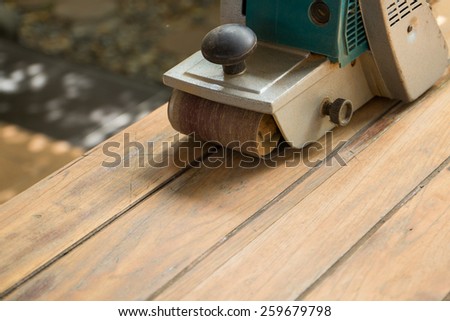 Polishing wood by polish machine