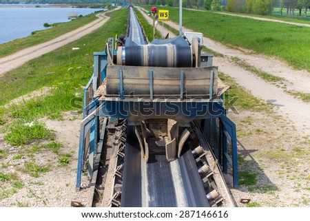 The conveyor of the sand at the sand mine