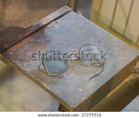 Safety glasses on the carriage of the stone-cutting machine tool