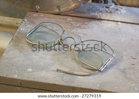 Safety glasses on the carriage of the stone-cutting machine tool