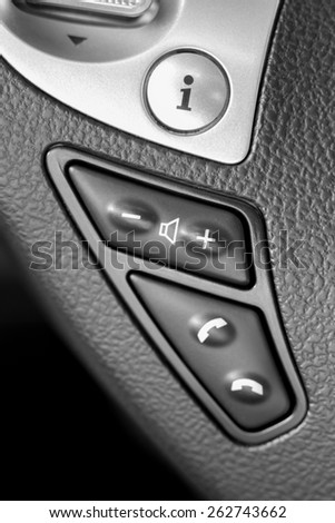 Selecting the volume control on the steering wheel