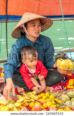 HA LONG BAY, VIETNAM - NOVEMBER 22,2009 - Markets for Water in Ha Long Bay .Market selling fresh fruit and fish.
