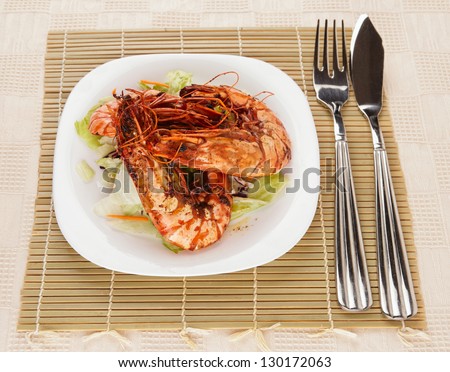 Jumbo prawns with lettuce on restaurant table