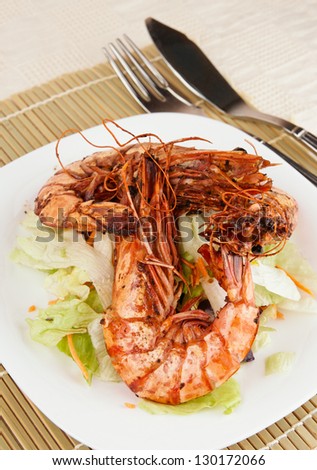 Jumbo prawns with lettuce on restaurant table