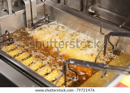Deep fryer with boiling oil
