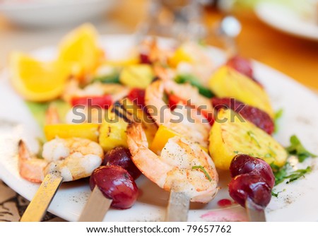 Prawns grilled with fruits - cajun style