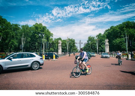 LONDON, UK - JULY 10: Traffic at the roundabout near The Mall and Constitution Hill on 10 July 2015 in London UK