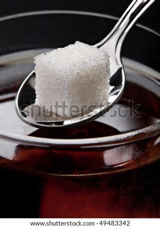 Added lump sugar in tea beverage closeup
