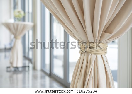 The curtain tie