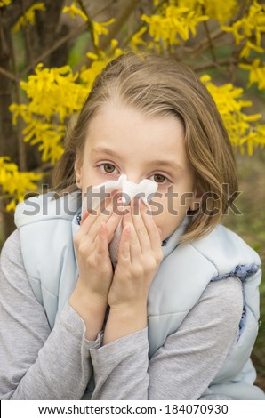 Allergic rhinitis have a little girl. Blowing nose