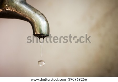 Dripping faucet. In water d\'times of crisis it is important to s