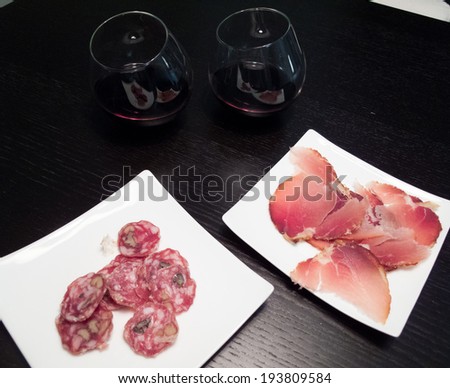 Ham served with red wine