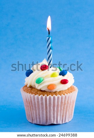 اروع تشكيلة لمحبي الكاب كيك Stock-photo-birthday-cupcake-24699388