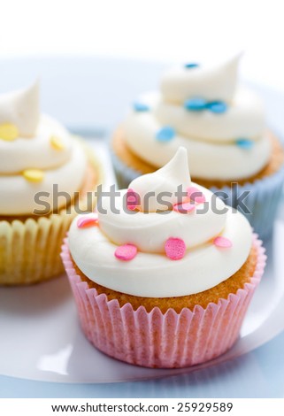 اروع تشكيلة لمحبي الكاب كيك Stock-photo-three-colorful-cupcakes-on-a-plate-25929589