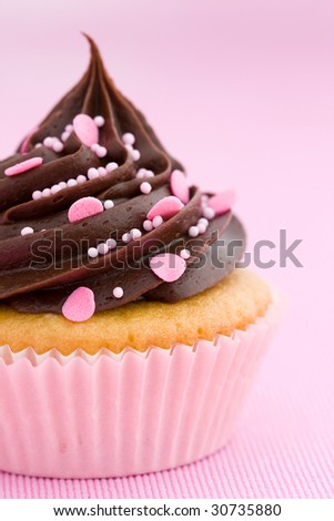 اروع تشكيلة لمحبي الكاب كيك Stock-photo-pink-chocolate-cupcake-30735880