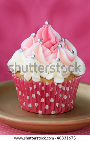 اروع تشكيلة لمحبي الكاب كيك Stock-photo-pink-and-white-cupcake-40831675