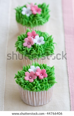 اروع تشكيلة لمحبي الكاب كيك Stock-photo-flower-garden-cupcakes-44766406