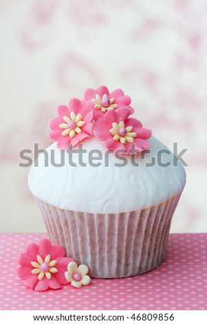 اروع تشكيلة لمحبي الكاب كيك Stock-photo-flower-cupcake-46809856