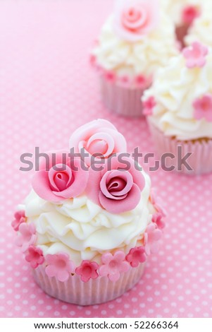 اروع تشكيلة لمحبي الكاب كيك Stock-photo-rose-cupcakes-52266364