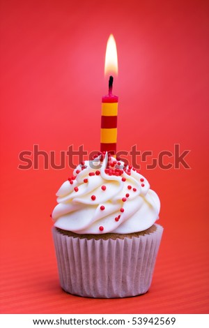 اروع تشكيلة لمحبي الكاب كيك Stock-photo-birthday-cupcake-53942569