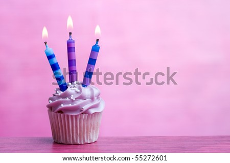 اروع تشكيلة لمحبي الكاب كيك Stock-photo-birthday-cupcake-55272601