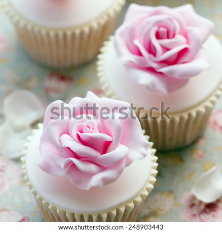 Rose cupcakes for a wedding