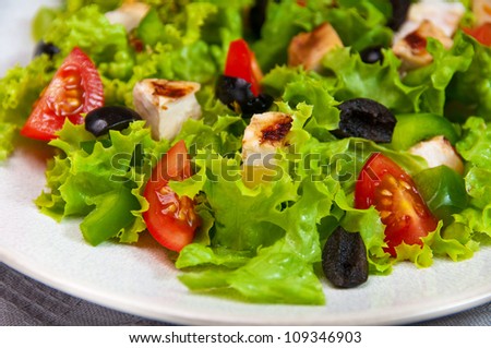 Salad with grilled chicken, cherry tomatoes and black olives