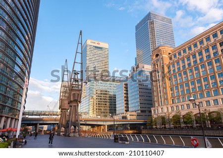 LONDON, UNITED KINGDOM - May 9: HSBC\'s world Head Quarters building and old port cranes part of the redevelopment around Canary Wharf in the London Docklands on May 9, 2011 in London.