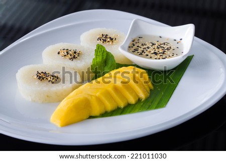 Mango with sticky rice to eat better compatibility.