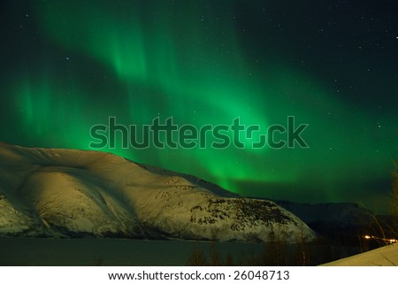 Aurora polaris above a mountain ridge