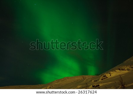 Aurora polaris mounts from a mountain