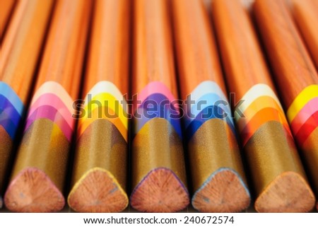 Special pencils with multicolour lead to produce varied trace