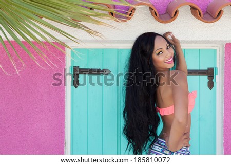 Tropical summer holiday fashion beauty concept, cheerful attractive woman with artistic make up