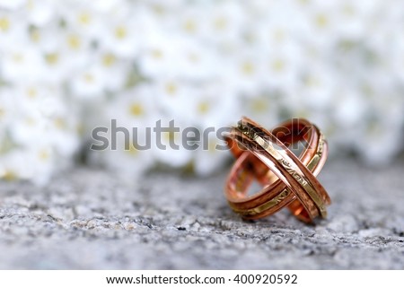 Wedding. Wedding card. Wedding. wedding flowers. Wedding rings and spring flowers / Wedding Rings / Wedding Rings. Wedding still life. Wedding card with wedding rings. Wedding rings on stone.