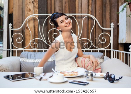 business lady has lunch in cafe