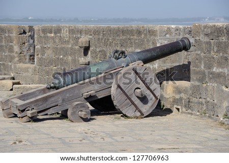 DIU, INDIA - JAN 14:Five hundred year old Portuguese Guns, made of steel, rusting away at the Diu Fort, an erstwhile Portuguese Colony in India on January 14, 2013 in Diu, India