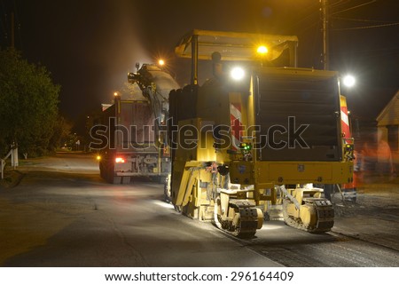 Work road milling machine for removing asphalt