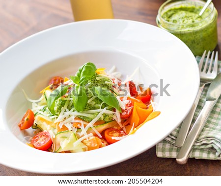Healthy grain free alternative to pasta are these slightly boiled vegetables, served with pesto and parmesan cheese