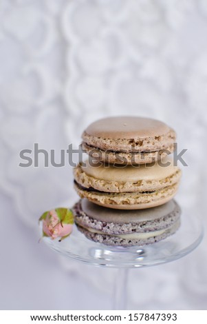 Vanilla macaroons with rose