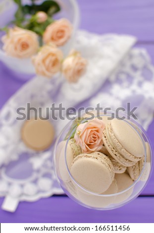 Vanilla macaroons with rose