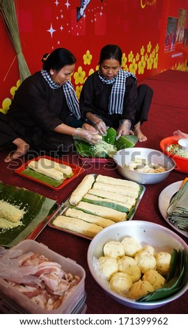 Viet Nam- Jan 15: People With Traditional Vietnamese Dress Making Traditional Food- Cylindric Rice Cake ( Banh Tet) For Tet ( Lunar New Year), This \'S Beautiful Culture In Vietnam, Jan 15, 2013