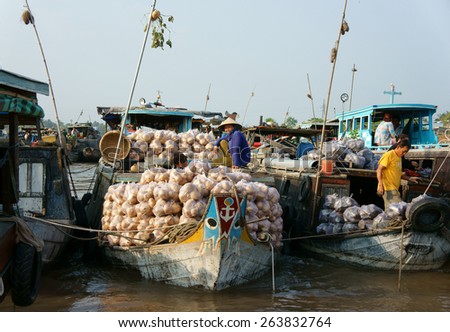 CAN THO, VIET NAM- MAR 24: Crowded atmosphere on Cai Rang floating market, group people with trade activity on farmer market of Mekong Delta, float open air market for travel, Vietnam, Mar 24, 2015